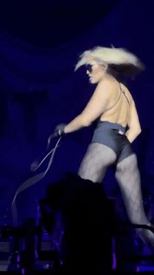 Miley shaking her juicy ass meat