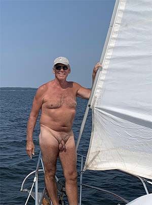 Retired sailor of 64 ans enjoying the sun, boat and would like to meet other nudist stud close to Corpus Christi, TX