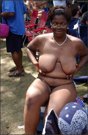 Concert cutie has great tits