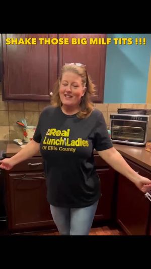 SHAKING HER BIG MILF TITS