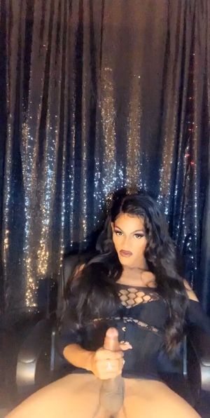 shemale hottie maliyah loren masturbating