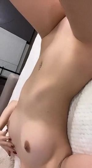 Belle cochonne de 24 ans se masturbe chez elle sur Sainte-Geneviève-des-Bois en t'attendant