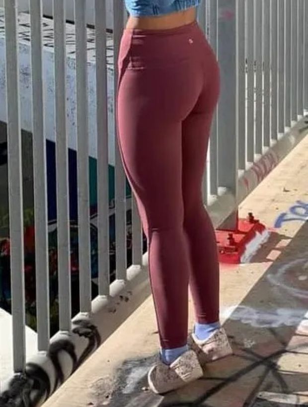 Thick ass in red leggings