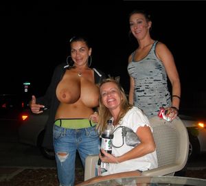 Both saggers and low-riders look wonderful on her