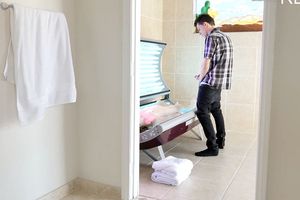 Danni Rivers - Szpieguje swoją przybraną siostrę…