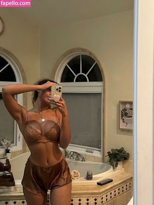 Helayna Marie in her bra and underwear