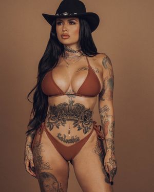 I want to see her tattooed pussy