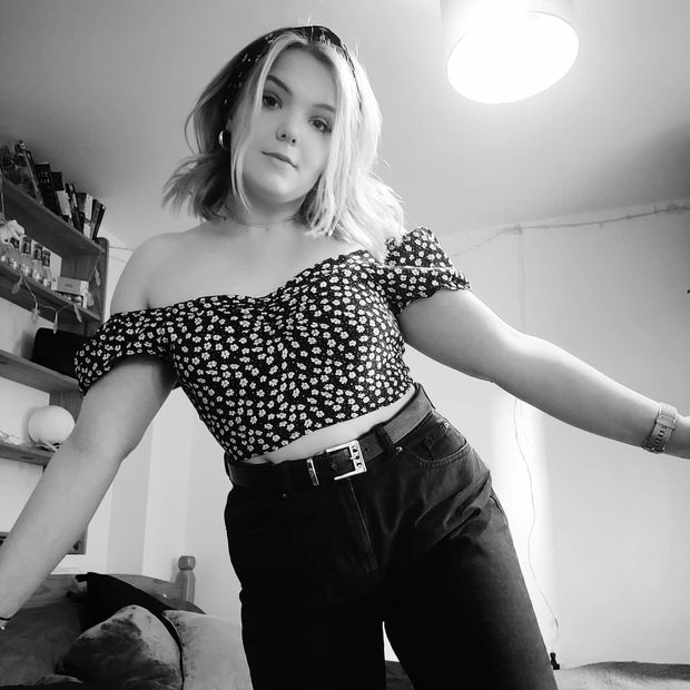 So many people cum in Jessie each day, it's amazing her boyfriend still tolerates her...