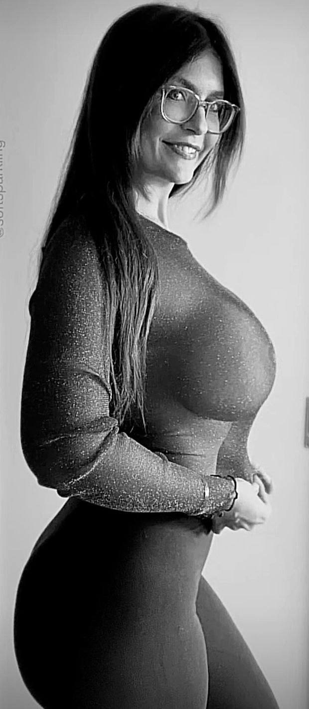 Zart side view black & white
