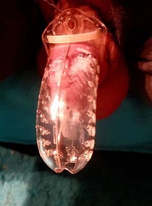 Due to the fact that I now have 1 dominant gentleman who occasionally also starts serving my wife, I have to stay in a cage. Only the gentle