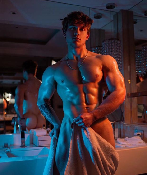 310323 Hunk le cul à l’air