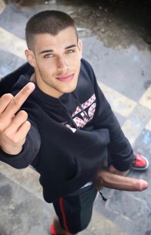 310323 Il me cherche