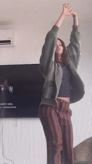 Zendaya dancing and shaking her butt