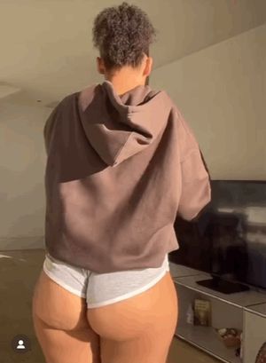 Ebony queen shimmy booty & showing big cameltoe