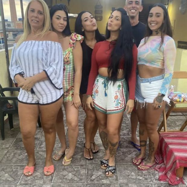 So fkn sexy, those legs, feet and toes mmmm