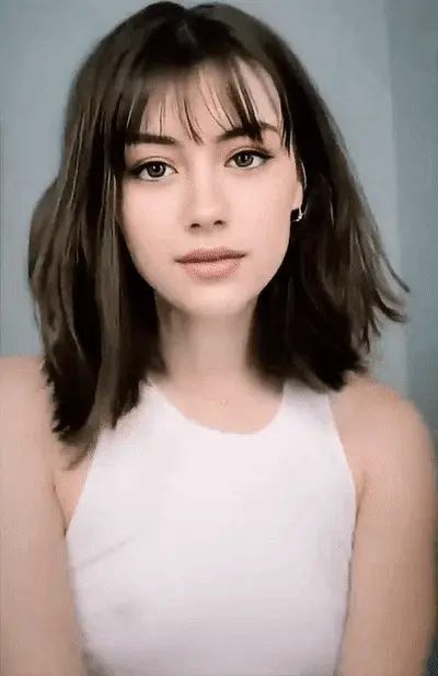 gorgeous brunette babe braless