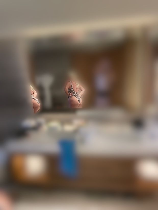 Mirror pic of hotwife after a few drinks at the hotel pool