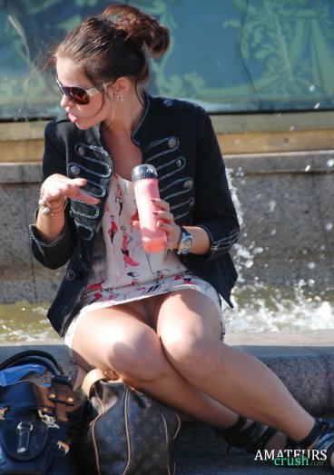 Accidental upskirt and no panties