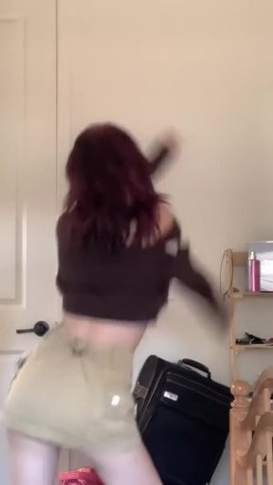 Elle dancing like a cumslut