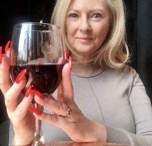 we all knew Mrs Grants weakness.. A LARGE GLASS OF WINE & AN EMPTY HOTEL ROOM.