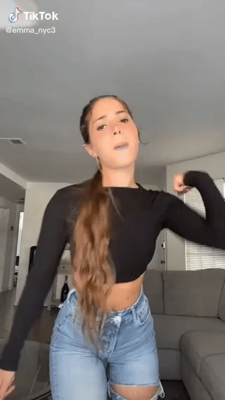 @emma_nyc3 back at it again with her fat booty