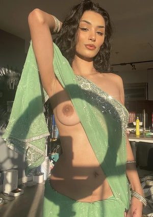 I think all sarees should be worn like this!