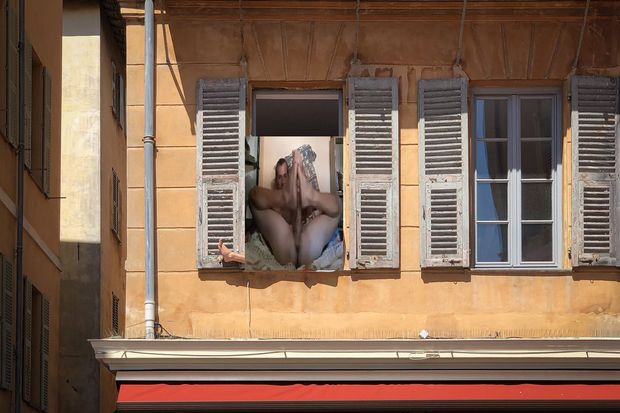 une beurette 18 ans me prend en photo a Lyon 8
