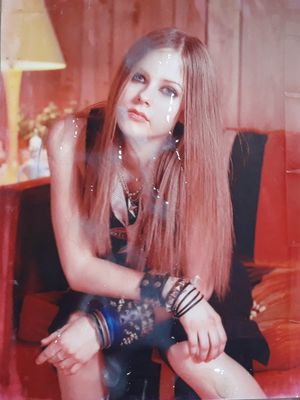 Sexy singer Canadian babe Avril Lavigne covered