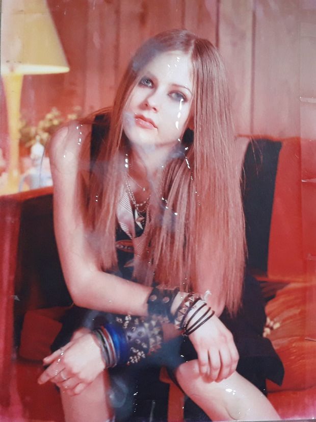 Sexy singer Canadian babe Avril Lavigne covered