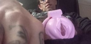 Cassidy the faggot in a pussy cage