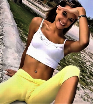 I love it when teens don't wear panties, you can clearly see her huge camel toe!