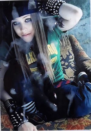 Sexy sk8er babe Avril Lavigne covered