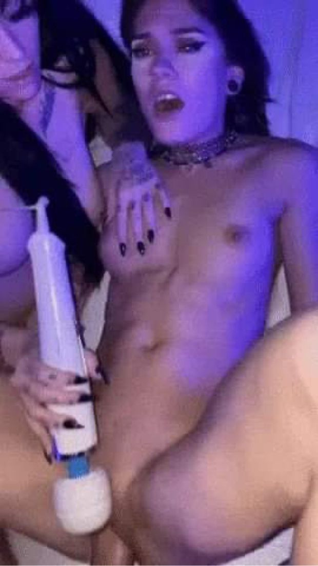 Magic wand and a cook to make her cum