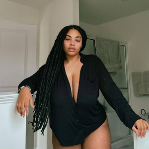 Nu-ski showing off her Cleavage