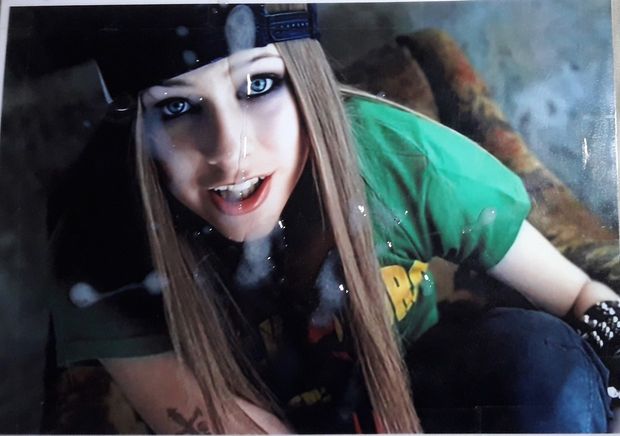 Hot sk8er babe Avril Lavigne drenched