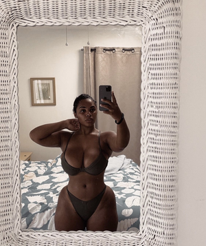 Nu-ski selfie in a bikini