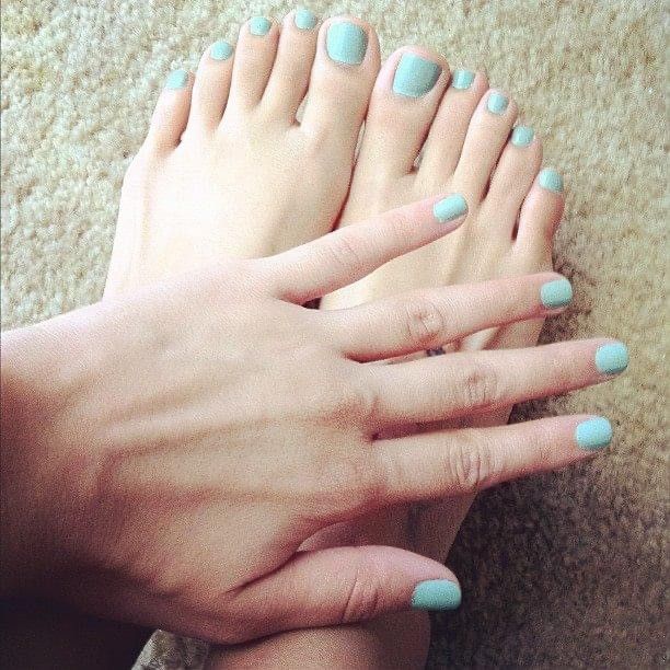 Love one of my best friends feet. Someone should make a tribute for her.
