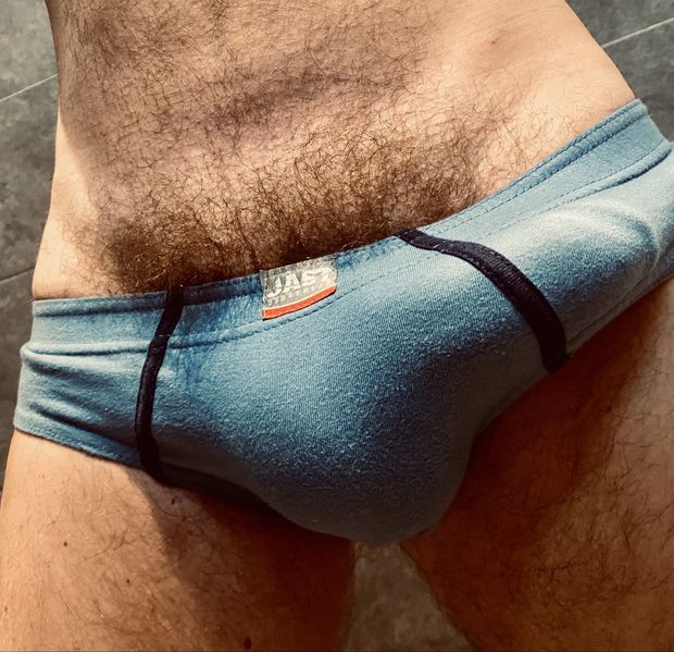 Pubes peekin