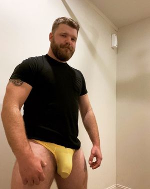 Want unpeel his bulge to taste his banana…