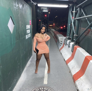 Nu-ski looking sexy in her dress