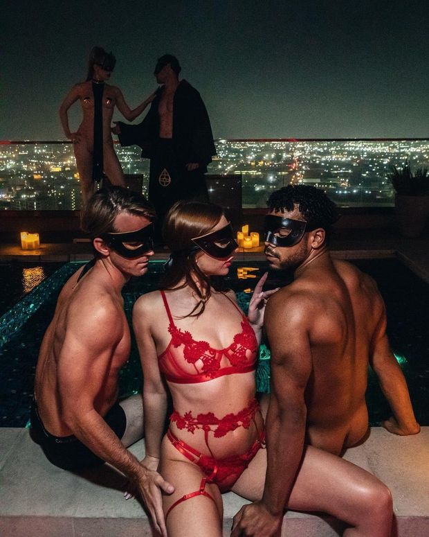 rooftop, pool & beautifull people