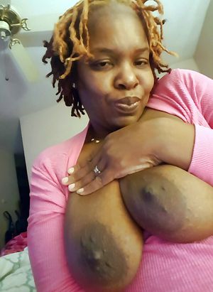 Black momma Latoya shows juicy tits