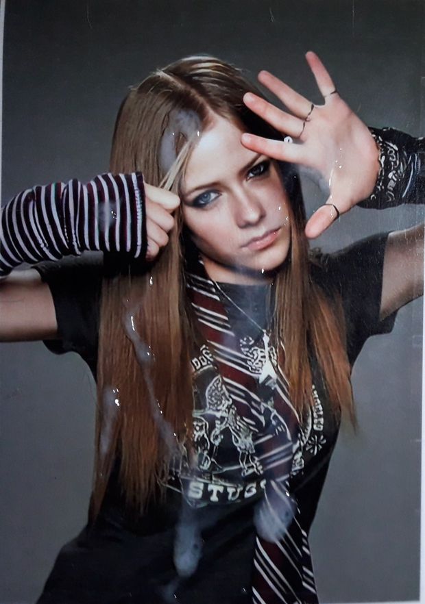 Hot babe Avril Lavigne drenched
