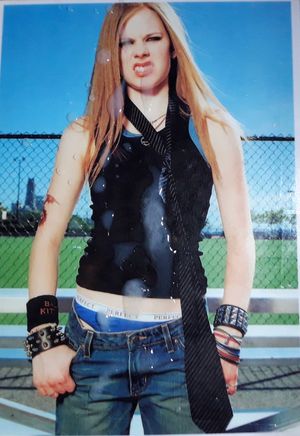 Sexy canadian babe Avril Lavigne drenched