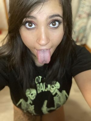 Brown eyed lass needs some tongue love