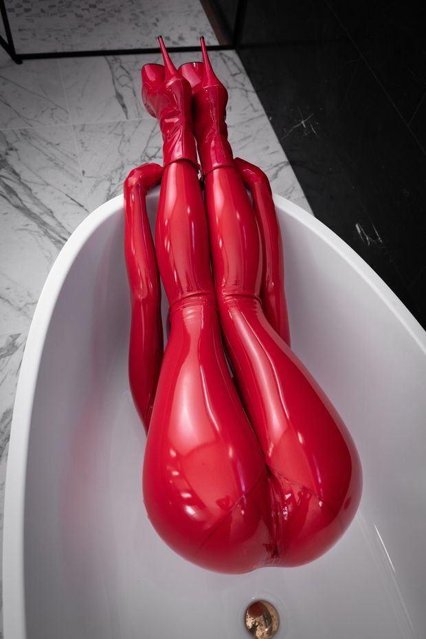 Red latex in the tub