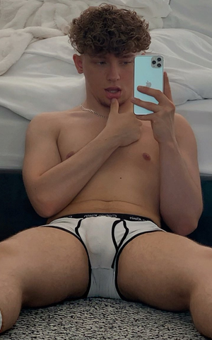 Bulging crotch selfie
