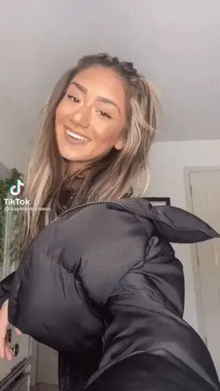 @kayleemoraless in black sweats, makes her ass pop