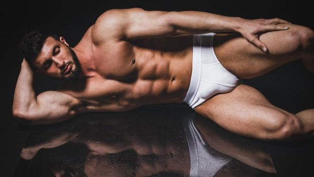 athletic-hunk-in-white-briefs-on-a-mirror
