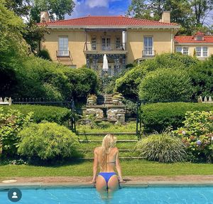 Maras ass peeking out